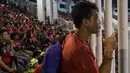 Seorang suporter tampak serius saat menonton laga semifinal Piala AFF 2016 melawan Vietnam di Stadion Pakansari, Jawa Barat, Sabtu (3/12/2016). (Bola.com/Vitalis Yogi Trisna)