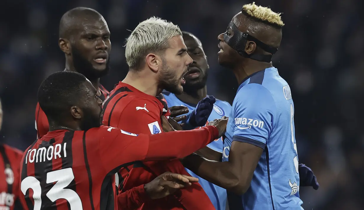 Bahkan pada menit ke-76 Victor Osimhen (kanan) yang frustrasi terlibat keributan dengan Theo Hernandez. Keduanya pun diganjar kartu kuning oleh wasit Daniele Orsato. (LaPresse via AP/Alessandro Garofalo)