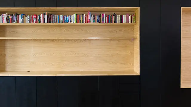 Dinding Hitam dan Perabot Minimalis di Apartemen Slovenia