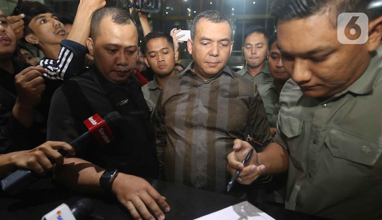Wakil Menteri Imigrasi dan Pemasyarakatan, Silmy Karim (tengah) saat tiba di Gedung Merah Putih Komisi Pemberantasan Korupsi (KPK), Jakarta, Rabu (3/6/2026). (Liputan6.com/Helmi Fithriansyah)