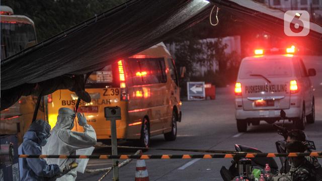 Antrean Ambulans di Wisma Atlet Imbas Melonjaknya Pasien COVID-19