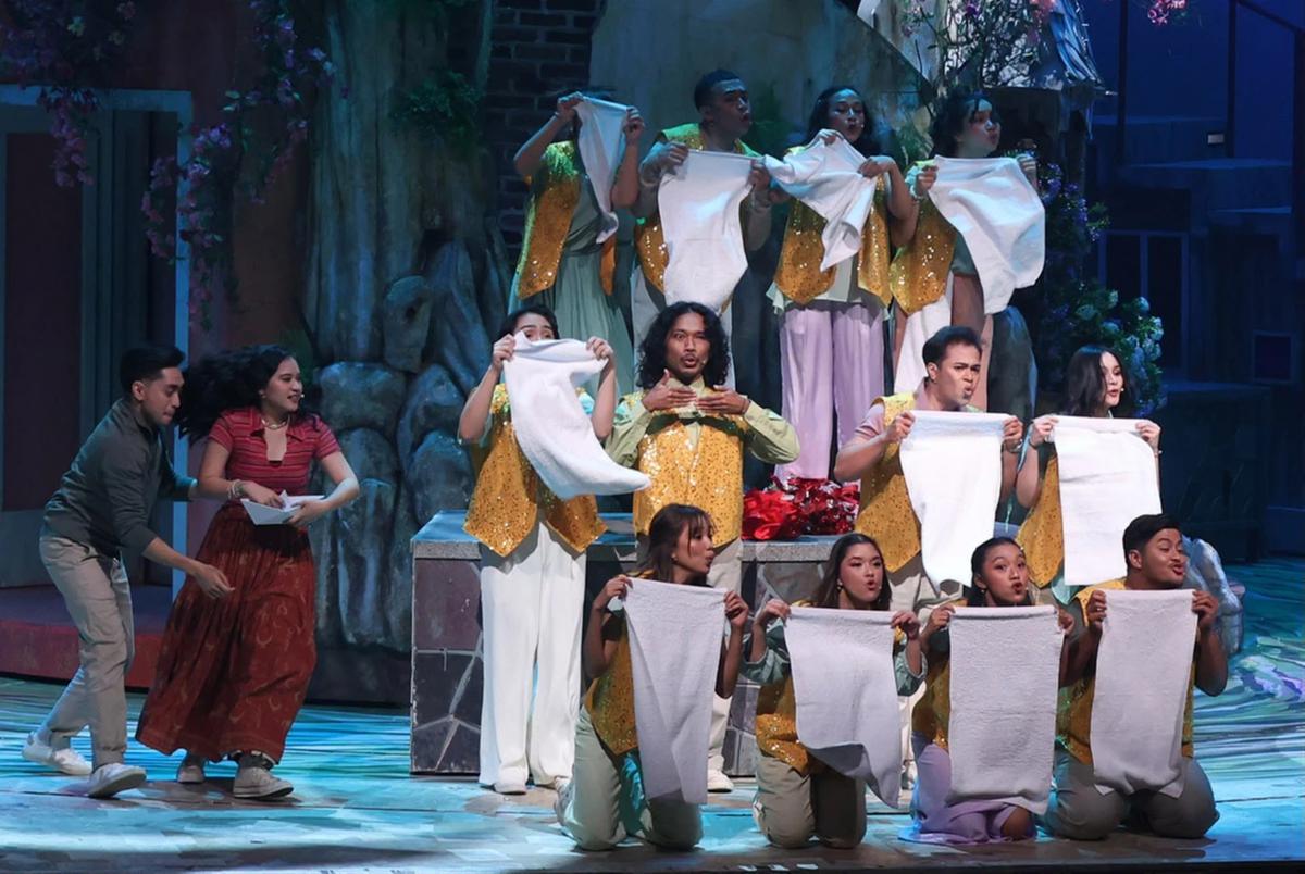 FOTO: Musikal Perahu Kertas Hidupkan Kembali Mimpi di Panggung Teater Indonesia