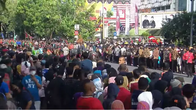 8 Potret Sambutan Warga Solo Saksikan Kirab Kaesang-Erina, Tumpah Ruah Penuhi Jalan