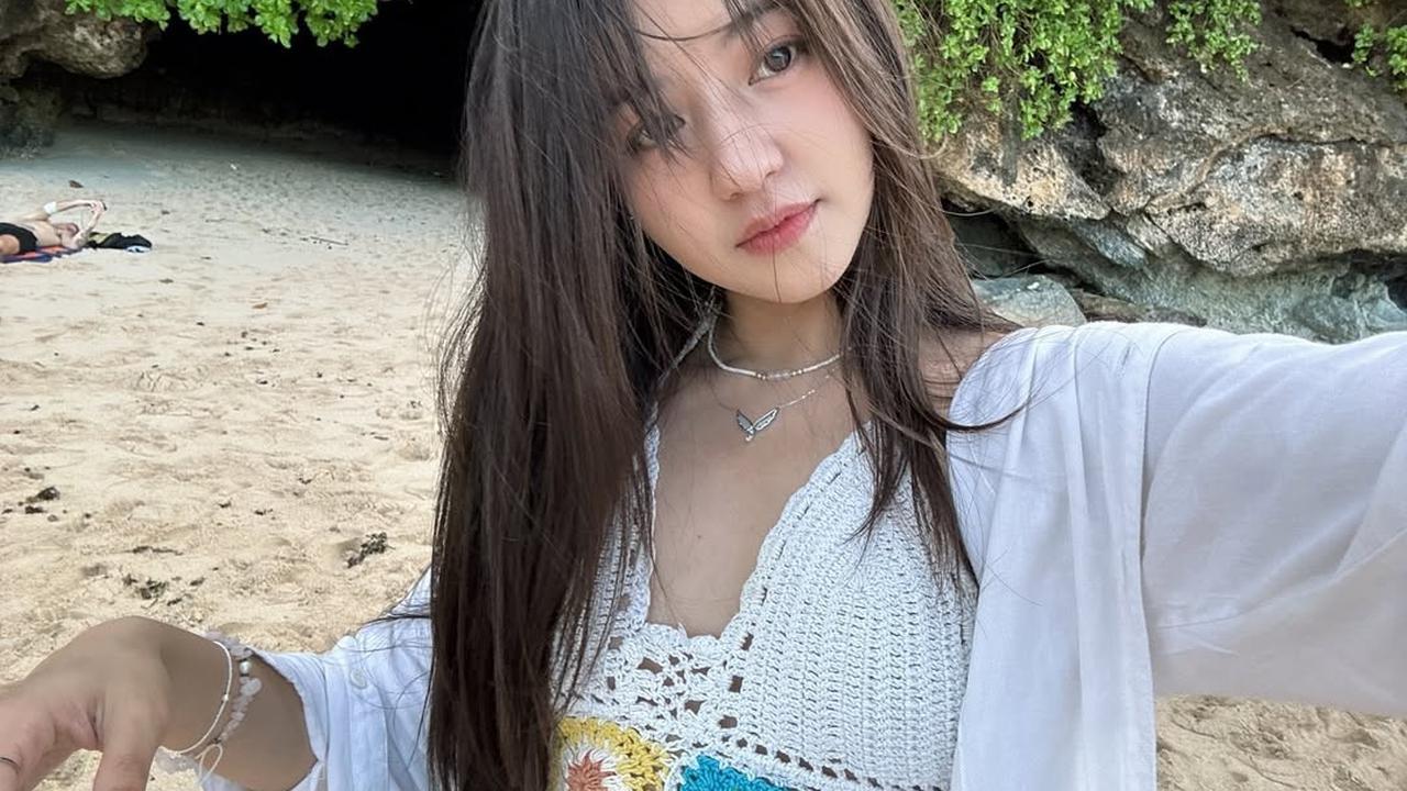 Potret Vonny Felicia YouTuber Cantik dengan Outfit Putih yang Bikin Makin Bening dan Klepek-Klepek