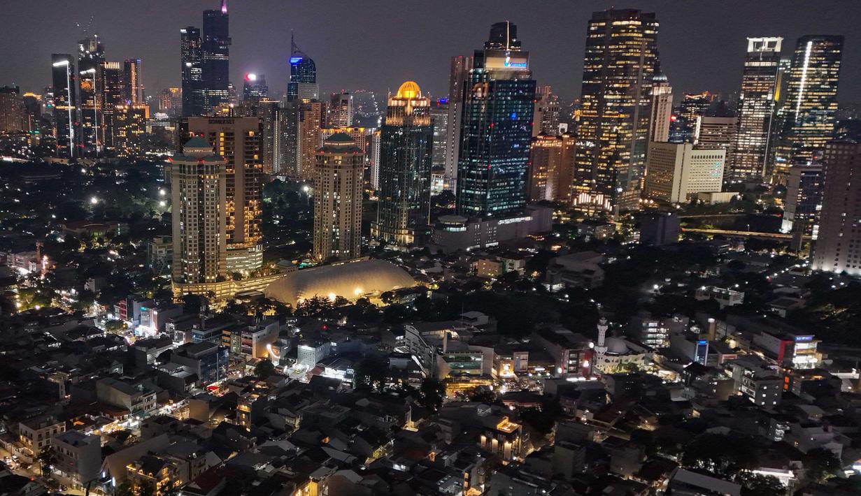 Pramono Anung menilai upaya ini sebagai langkah dalam modernisasi sistem keamanan dan pemantauan kota. Tampak foto udara memperlihatkan suasana malam gedung-gedung bertingkat di kawasan Sudirman, Jakarta, Selasa (7/4/2026). (merdeka.com/Arie Basuki)