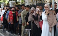 FOTO: Antusiasme Ribuan Orang Hadiri Open House Prabowo di Istana, Antrean Mengular Panjang!