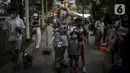 Sejumlah anak berfoto dengan peserta yang mengenakan kostum unik saat Parade Kostum Halloween di Mall Central Park, Jakarta, Sabtu (30/10/2021). Parade Kostum Halloween ini berlangsung pada tanggal 11 sampai 31 Oktober 2021. (Liputan6.com/Johan Tallo)