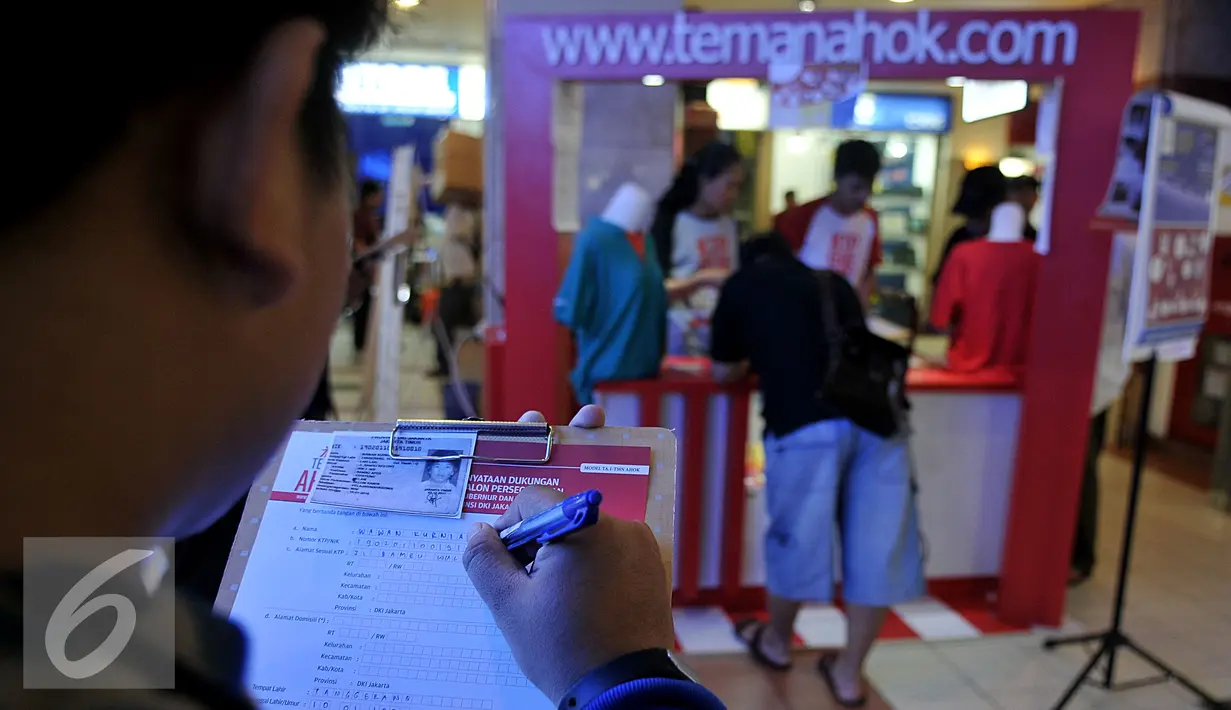 Warga mengisi formulir saat memberikan dukungan untuk Gubernur DKI Jakarta Basuki T Purnama di salah satu Mal, Jakarta, (25/7/2015). Teman Ahok mengumpulkan satu juta KTP warga Jakarta agar Ahok bisa maju pada Pilkada DKI 2017. (Liputan6.com/Johan Tallo)