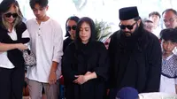 "Itu selalu menjadi permintaan ibu dan bahkan dua bulan sebelum meninggal itu ibu sempet bilang bahwa nggak ada hal lain yang diinginkan selain meninggal di rumah, di tempat familiar, di tempat aman dan nyaman, dikelilingi suami, anak-anak dan cucu-cucunya," kata Kikan usai pemakaman. [Foto: KapanLagi.com/Bayu Herdianto]