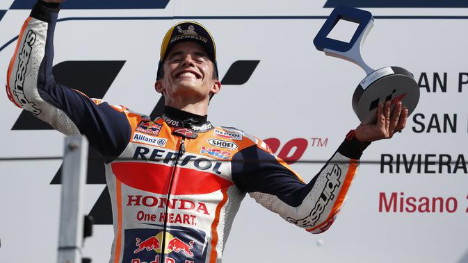 Pembalap Repsol Honda Marc Marquez merayakan kemenangan MotoGP San Marino di Sirkuit Misano, Minggu (15/9/2019). (AP Photo/Antonio Calanni)