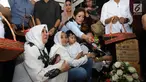 Penyanyi dangdut Kristina menaburkan bunga di pusara almarhum artis senior RMH Heroe Siswanto atau dikenal Sys NS di TPU Jeruk Purut, Jakarta, Selasa (23/1). (Liputan6.com/Herman Zakharia)