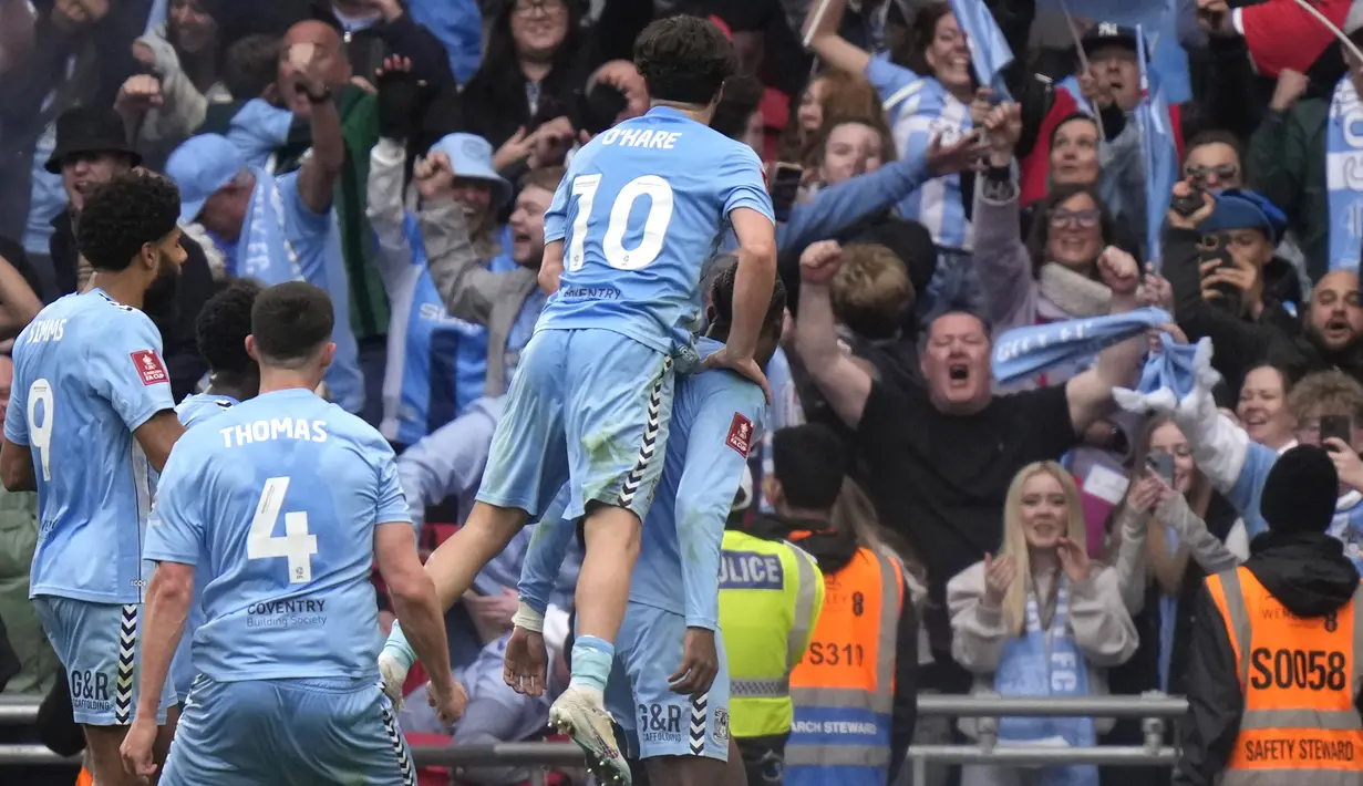 Selebrasi para pemain Coventry City merayakan gol penyeimbang 3-3 ke gawang Manchester United yang dicetak Haji Amir Wright (bawah) lewat eksekusi penalti pada laga semifinal Piala FA 2023/2024 di Wembley Stadium, London, Minggu (21/4/2024). (AP Photo/Alastair Grant)