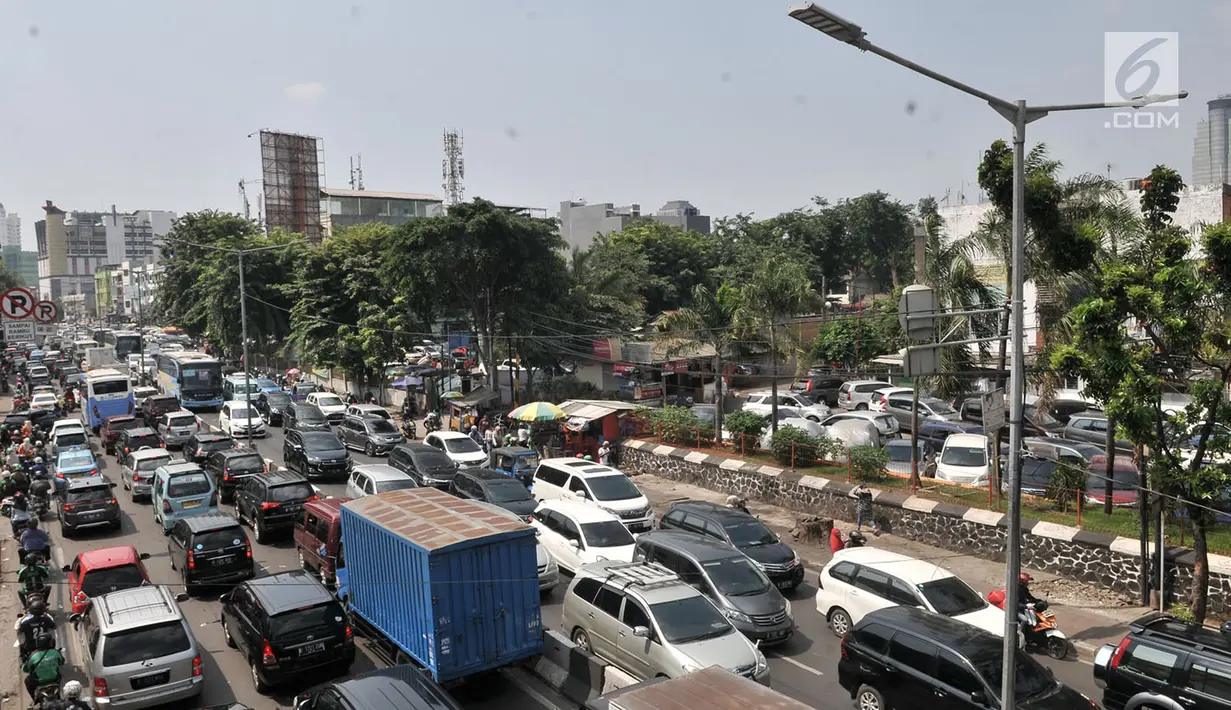 Suasana kemacetan di kawasan Tanah Abang, Jakarta, Selasa (1/5). Akibat pengalihan arus lalu lintas di Hari Buruh Sedunia, kemacetan terjadi di Tanah Abang mulai perempatan lampu merah TPU Karet Bivak hingga arah Slipi. (Merdeka.com/Iqbal S. Nugroho)