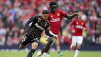 Gelandang RC Lens, Ayanda Sishuba (kiri) berebut bola dengan gelandang Manchester United, Omari Forson pada laga uji coba pramusim 2023/2024 di Old Trafford Stadium, Manchester (5/8/2023). (PA via AP Photo/Nick Potts)