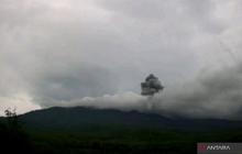 Erupsi Gunung Lewotobi Laki-laki: Hembusan Abu Vulkanik Capai 1,2 Km dari Kawah Aktif