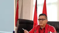 Sekjen DPP PDI Perjuangan Hasto Kristiyanto saat melakukan telekonferensi dengan Ketua Umum PDI Perjuangan Megawati Soekarnoputri. (Istimewa)