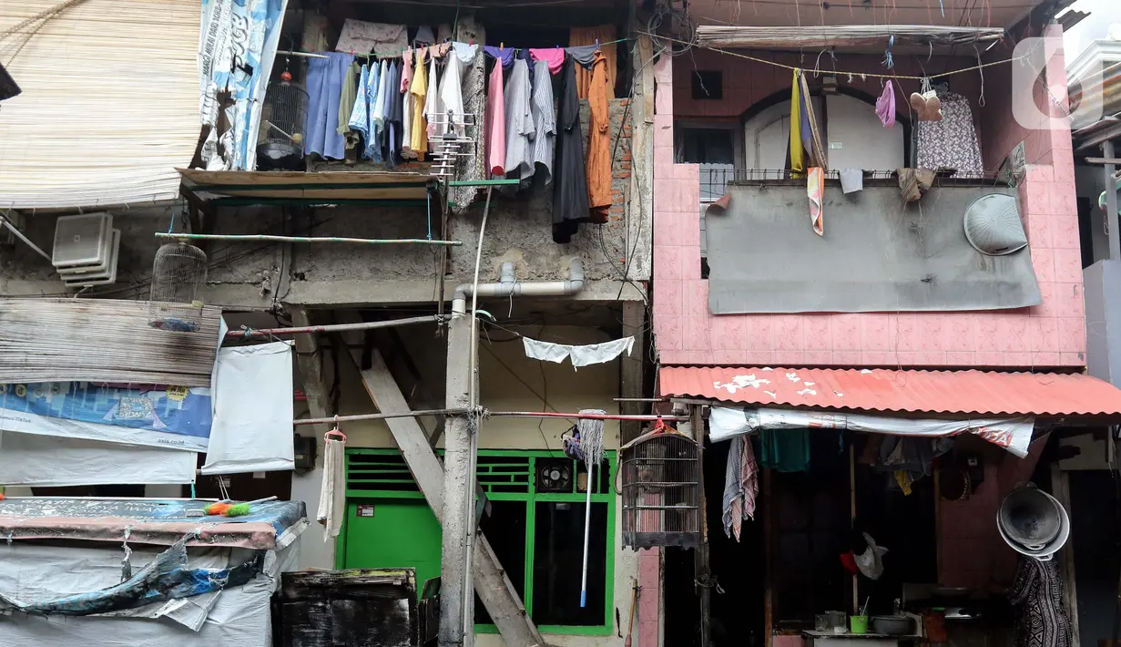 Tidak hanya menghanguskan satu atau dua rumah, kebakaran sering kali meratakan ratusan bangunan, baik permanen maupun semi permanen. (Liputan6.com/Herman Zakharia)