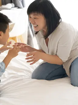 Mengasuh anak membutuhkan kerja sama dan pembagian peran yang seimbang antara pasangan. (Foto/Dok: Magnific)