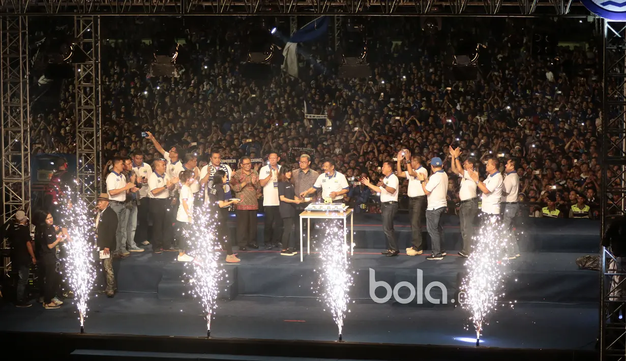 Manajer Persib Bandung, Umuh Muchtar memotong kue untuk undangan VVIP pada Launching Jersey dan tim  di Stadion Siliwangi, Bandung, Minggu (2/4/2017).  Persib Bandung akan memakai jersey baru untuk Liga 1 Indonesia. (Bola.com/Nicklas Hanoatubun)