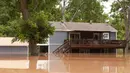 Banjir merendam ratusan rumah di Richmond, Texas, Selasa (31/5). Bencana banjir terjadi lantaran Sungai Brazos meluap akibat hujan deras yang mengguyur wilayah tersebut. (REUTERS/Daniel Kramer)