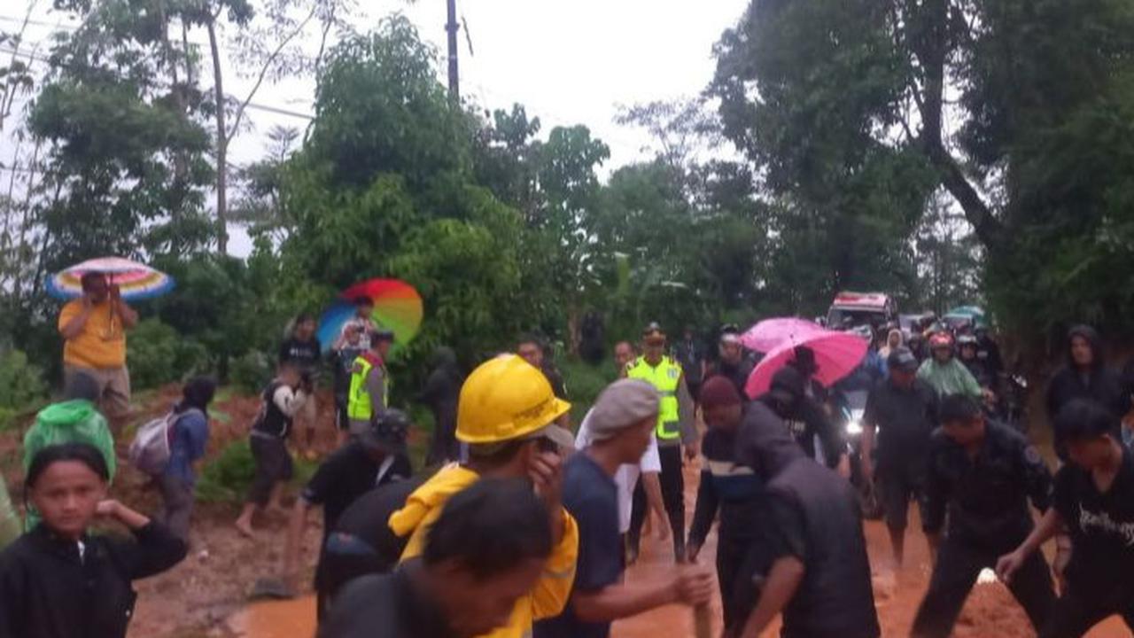 Sempat Tertutup Longsor, Jalur Menuju Selatan Cianjur Sudah Bisa Dilalui Kendaraan