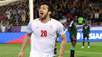 Penyerang Timnas Iran #20, Sardar Azmoun, merayakan setelah mencetak gol pertama mereka selama pertandingan kualifikasi zona Asia Piala Dunia FIFA 2026 Grup A antara Iran dan Uni Emirat Arab di Kompleks Olahraga Azadi di Teheran pada 20 Maret 2025. (AFP)