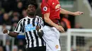Gelandang Manchester United, Nemanja Matic berebut bola udara dengan gelandang Newcastle United, Christian Atsu selama pertandingan lanjutan Liga Inggris di St James 'Park (2/1). MU menang 2-0 atas Newcastle. (AFP Photo/Lindsey Parnaby)