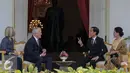 Presiden Jokowi dan PM Australia Malcolm Turnbull saat berbincang di teras Istana Merdeka, Jakarta, Kamis (12/11). Ini adalah kunjungan perdana Turnbull setelah terpilih menjadi PM Australia pada 14 September 2015. (Liputan6.com/Faizal Fanani)