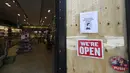 Pemberitahuan yang mengingatkan pengunjung untuk mengenakan masker terlihat di sebuah toko di Manhattan, New York, AS, Senin (8/6/2020). Usai menjalani karantina wilayah (lockdown) selama hampir tiga bulan, New York City memasuki fase pertama pembukaan kembali pada 8 Juni 2020. (Xinhua/Wang Ying)