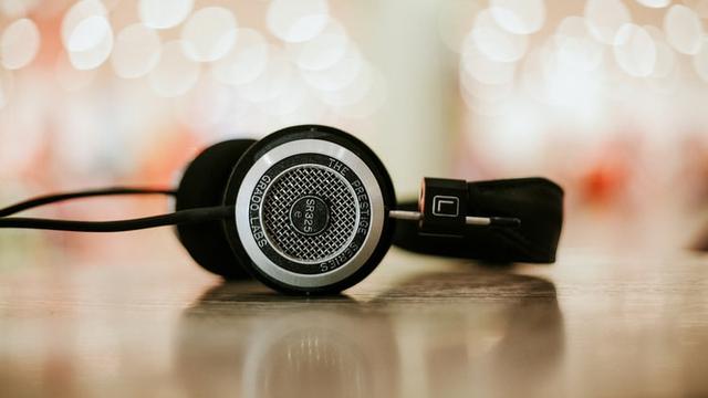 Ilustrasi earphone, mendengarkan musik