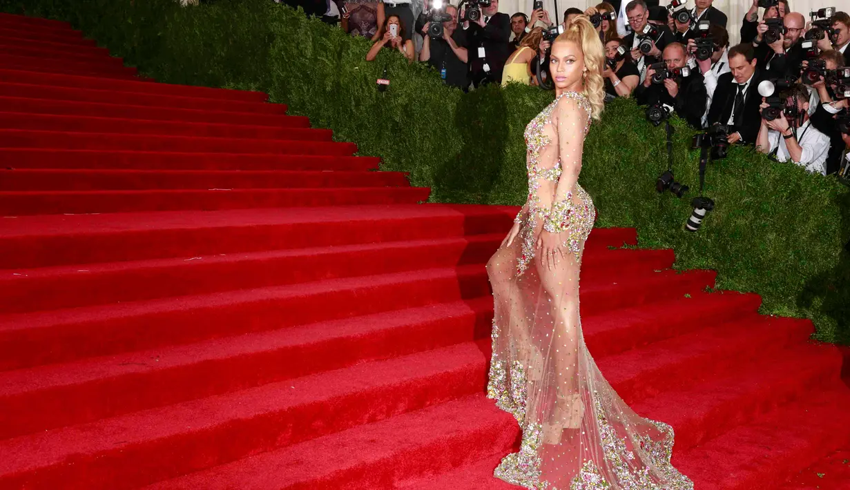 Penyanyi Beyonce Knowles menjadi pusat perhatian dengan gaunnya saat menghadiri acara 'China: Through The Looking Glass' Costume Institute Benefit Gala di Metropolitan Museum of Art, New York, Senin (4/5/2015). (REUTERS/Andrew Kelly)