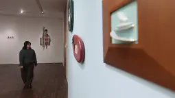 Pengunjung melihat sejumlah karya yang dipamerkan dalam pameran As all gather in commons yang menghadirkan karya lima seniman, Dian Utami, Ella Wijt, Meliantha Muliawan, Sekarputi Sidhiawati, dan Theresia Agustina Sitompul. Pameran ini mengangkat tema domestisitas, identitas, masa kanak-kanak, perempuan, dan keibuan melalui beragam medium, mulai dari lukisan, tekstil, keramik, cetakan, karya tiga dimensi hingga benda temuan. (KLY/Budy Santoso)