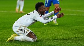 Pemain Real Madrid, Vinicius Junior, kecewa setelah dijatuhkan oleh pemain Alaves di kotak penalti namun tidak berbuah pelanggaran. (AP Photo/Miguel Oses)
