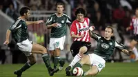 Park Ji-sung yang telah pensiun pada Juli 2014 bersama Queen's Park Rangers dan sempat bersinar bersama Manchester United menjadi pemain asal Korea Selatan kedua yang pernah dinominasikan menjadi penerima penghargaan Ballon d'Or. Meski juga menjadi bagian skuat Korea Selatan pada Piala Dunia 2002, ia baru dinominasikan pada edisi 2005 berkat penampilan apiknya bersama PSV Eindhoven pada musim 2004/2005 yang sukses meraih gelar juara Eredivisie dan Piala KNVB. (AFP/ANP/Robert Vos)