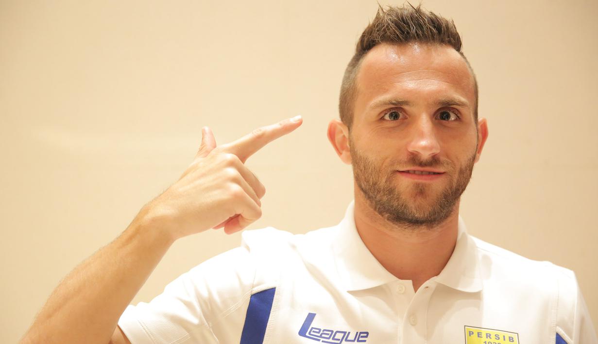 Spaso memotong rambutnya sehari sebelum laga final Piala Presiden 2015 melawan Sriwijaya FC di Stadion Utama Gelora Bung Karno, Senayan, Jakarta. (Bola.com/Vitalis Yogi Trisna)