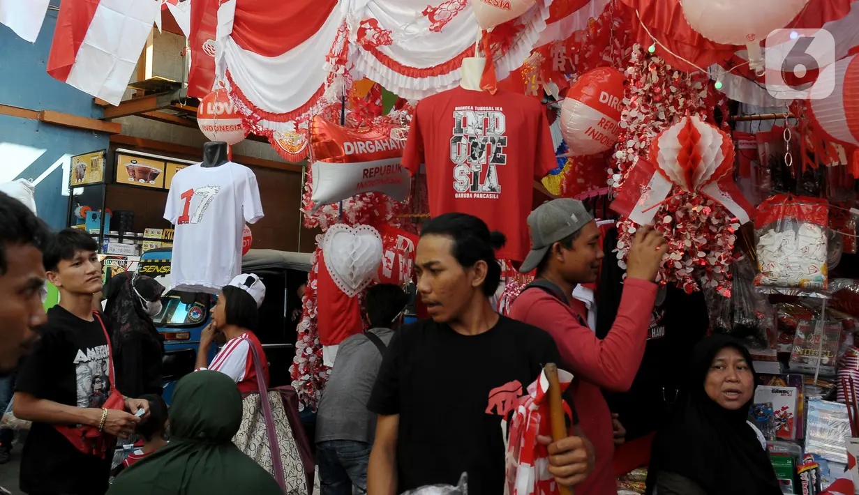 Memasuki bulan Agustus, banyak pembeli mencari aksesoris untuk menghias jalan-jalan dan gang rumah guna memperingati HUT ke-78 RI. (merdeka.com/Imam Buhori)