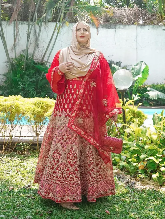 Saat idul fitri, Tasyi  memilih busana khas India warna merah-emas sambil tenteng tas Chanel warna senada. [Foto: IG/tasyiiathasyia].