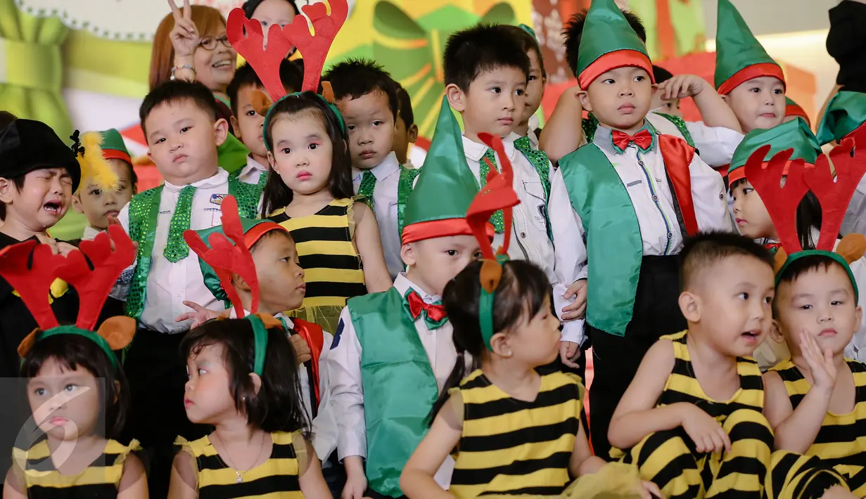 Sejumlah bocah berpose dengan aneka kostum yang lucu di Emporium Pluit Mall, Jakarta Utara, Jumat (11/12/2015). Menyambut natal dan tahun baru 2016, Emporium Mall Pluit menyajikan aneka acara untuk menghibur para pengunjung. (Liputan6.com/Faizal Fanani)