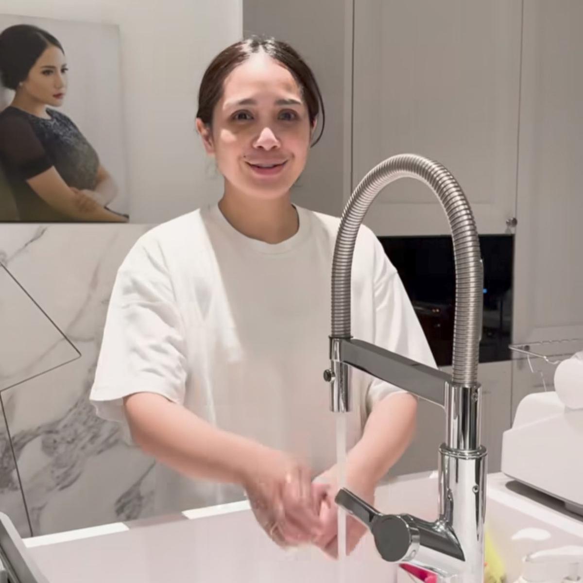 Ekspresi Wajah Nagita Lihat Tingkah Sus Rini Panggil Rayyanza di Dapur, dari Melongo Sampai Tersenyum