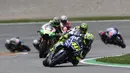 Pebalap Movistar Yamaha, Valentino Rossi, memacu motornya pada MotoGP Jerman di Sirkuit Sachsenring, Saxony, Minggu (2/7/2017). Rider asal Italia itu finis di posisi kelima dengan catatan waktu 41 menit 14,505 detik. (EPA/Filip Singer)