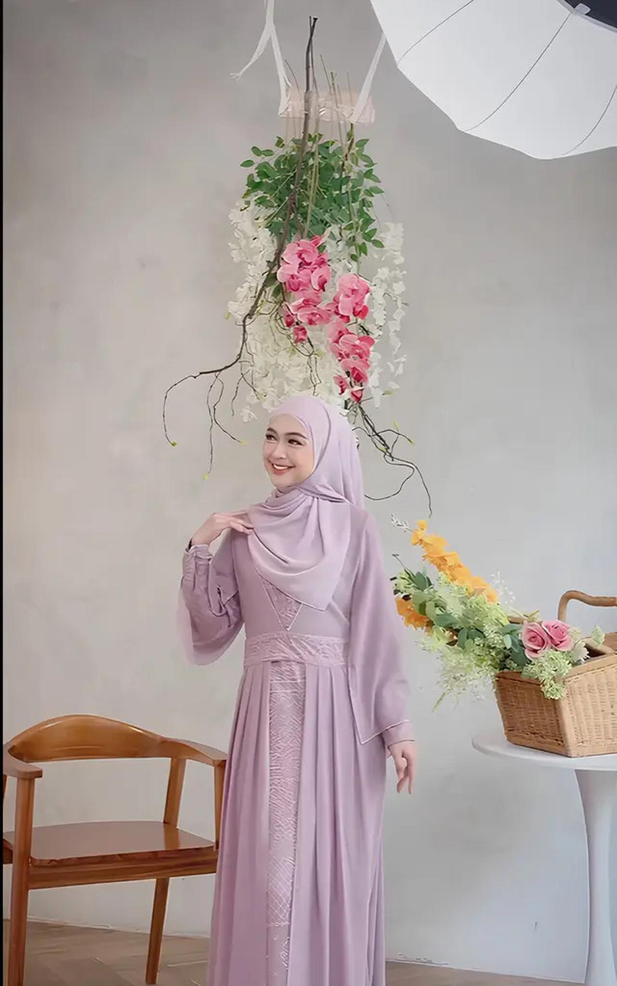 7 Inspirasi Gamis Kekinian ala Ria Ricis, Elegan untuk Tubuh Ramping