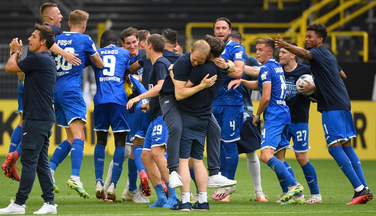 Pemain Hoffenheim merayakan kemenangan atas Borussia Dortmund pada laga Bundesliga di Stadion Signal-Iduna-Park, Sabtu (27/6/2020). Dortmund takluk 4-0 dari Hoffenheim. (AFP/Ina Fassbender)