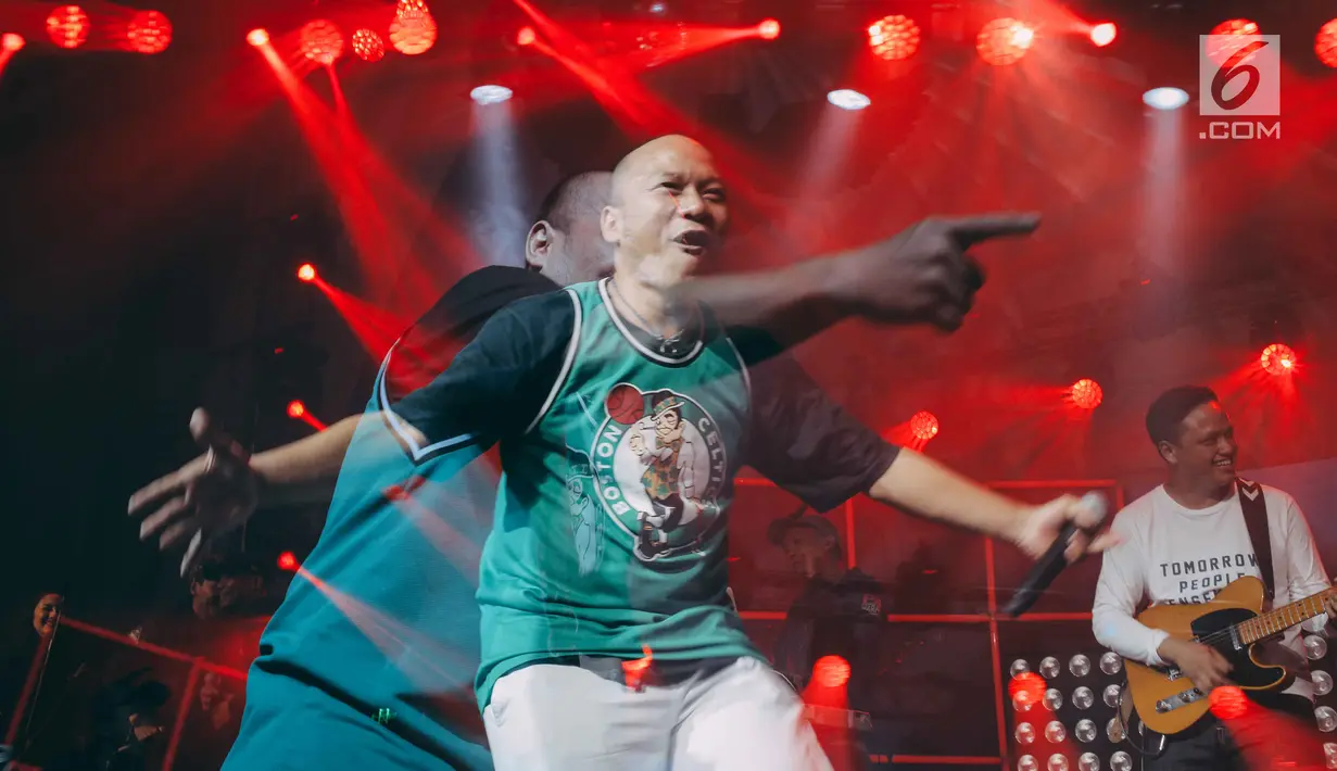 Rapper Iwa K tampil menghibur penonton dalam konser Batman Kasarung di The Pallas, SCBD, Jakarta, Selasa (4/4). Konser tersebut digelar untuk merayakan 25 tahun Iwa K berkarier di industri musik Indonesia. (Liputan6.com/Faizal Fanani)