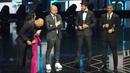Pelatih Manchester City, Pep Guardiola (tengah) berbincang dengan para pemenang lain setelah memenangkan penghargaan pelatih terbaik FIFA 2023 ada acara Best FIFA Football Awards yang berlangsung di Eventim Apollo, Hammersmith, London, Senin (15/01/2024) waktu setempat. (AP Photo/Kirsty Wigglesworth)