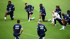 Para pemain Prancis menghadiri sesi latihan menjelang pertandingan persahabatan dengan Bulgaria di Stade de France di Saint-Denis, utara Paris, Senin (7/6/2021). Timnas Prancis akan bersua Bulgaria pada laga uji coba jelang Euro 2020 di Stade de France, Rabu (9/6) dini hari WIB. (FRANCK FIFE / AFP)