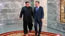Pemimpin Korut Kim Jong-un berjalan bersama Presiden Korsel Moon Jae-in saat melakukan pertemuan di Panmunjom Korea Utara (26/5). (Korean Central News Agency/Korea News Service via AP)