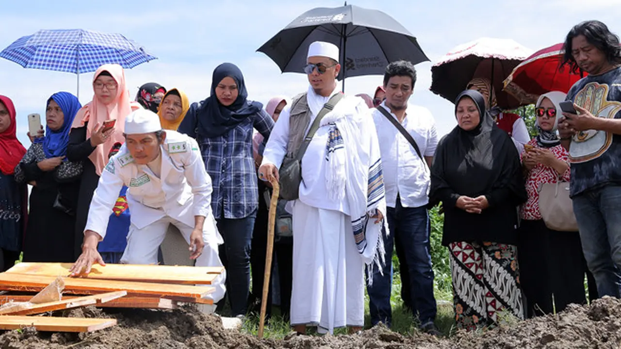 [Bintang] Opick di pemakaman istrinya Wulan Mayasari