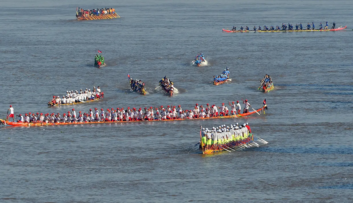 Para peserta mendayung perahu naga mereka selama latihan untuk Festival Air tahunan di sungai Tonle Sap di Phnom Penh (21/11). Festival Air adalah perayaan Tahun Baru yang terjadi di negara-negara Asia Tenggara. (AFP Photo/Tang Chhin Sothy)