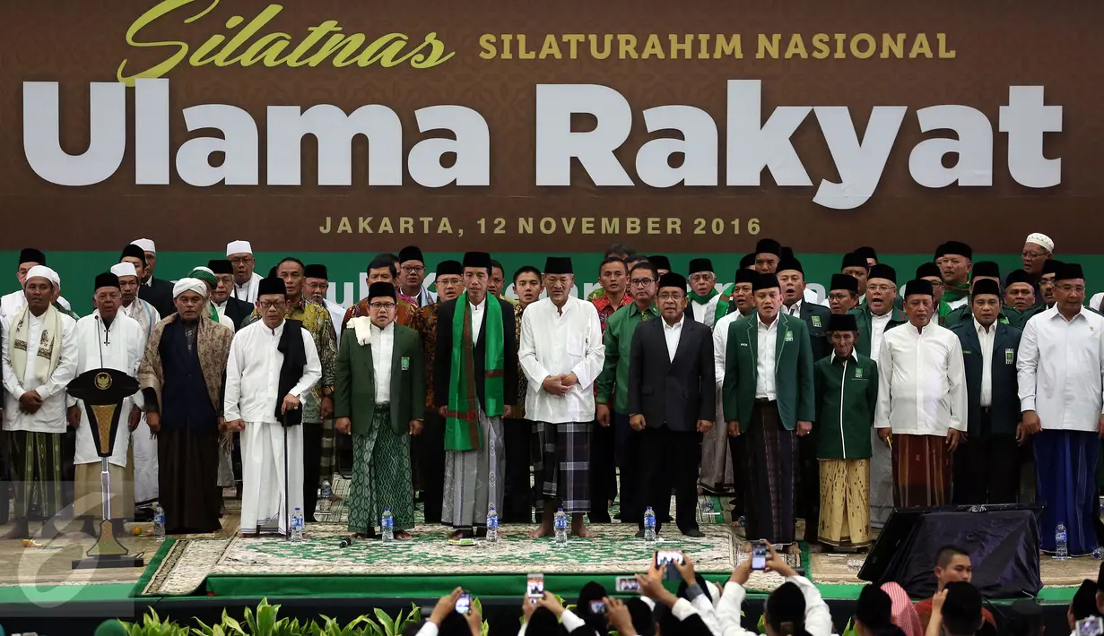 Presiden RI Joko Widodo bersama Ketua DPP Partai PKB Muhaimin Iskandar dan Sejumlah para Ulama menghadiri acara Silaturahim Ulama Rakyat di Ancol, Jakarta, Sabtu (12/11). (Liputan6.com/Johan Tallo)