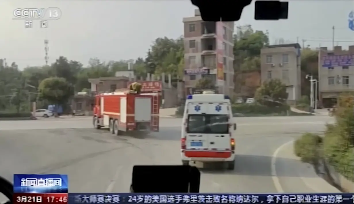 Personel darurat bersiap melakukan perjalanan menuju lokasi kecelakaan pesawat di dekat Wuzhou di Daerah Otonomi Guangxi, Senin (21/3/2022). Pesawat China Eastern Boeing 737 yang mengangkut 132 orang yang terdiri dari 123 penumpang dan sembilan awak kabin jatuh di selatan China. (CCTV via AP)